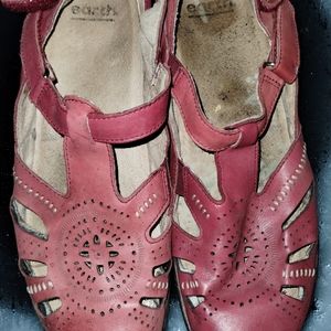 EARTH Kara Curie Burgundy Red Leather Closed Toe Fisherman Sandal Wms. Size 11 M